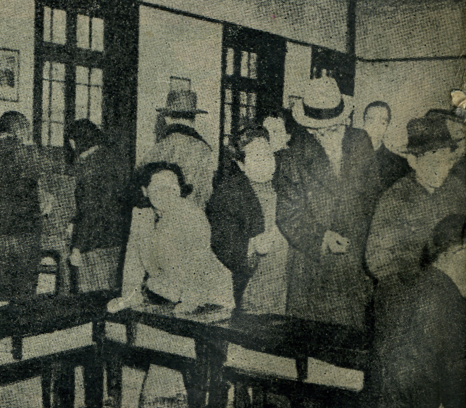 1947年國民大會代表選舉中，中國國民黨中央黨部秘書長吳鐵城（蓄鬍須者）與南京市民一起排隊投票