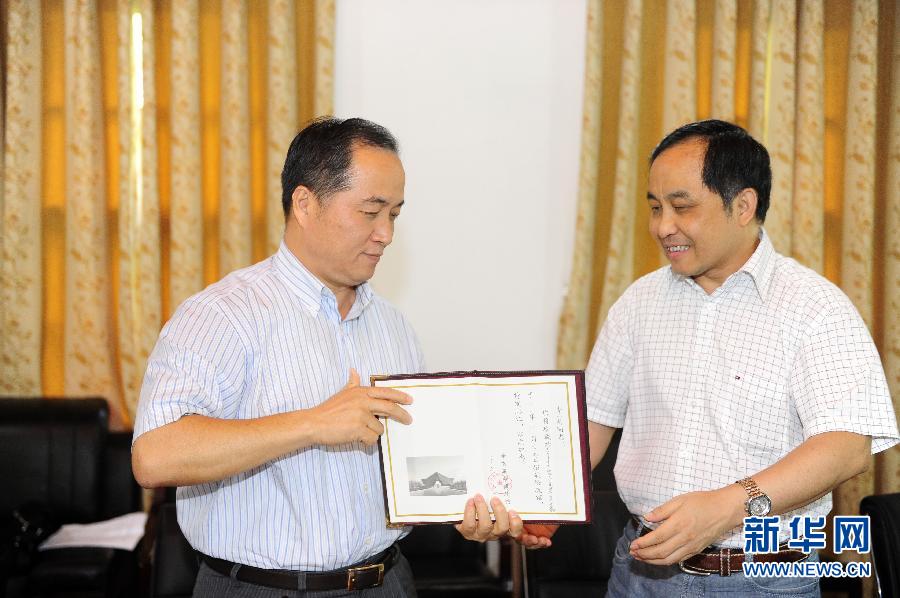 8月25日，台灣中華海峽兩岸文化資産促進會名譽理事長王水衷(左)代表李志新接過辛亥史料捐贈收藏證