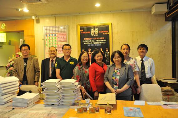 圖說：新書發表領書櫃台合影。左起為：副秘書長周永璋、秘書長王家瑞，右三灰西裝者為：總務組長程惠娟