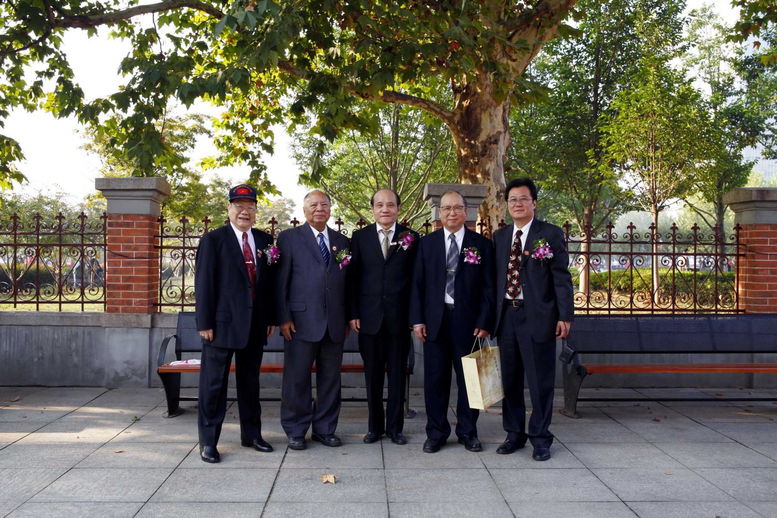 馮天瑜右三、嚴昌洪教授右二與向理事長、王秘書長-辛亥革命武昌起義紀念館-2011-10-8-劉建林攝影-5