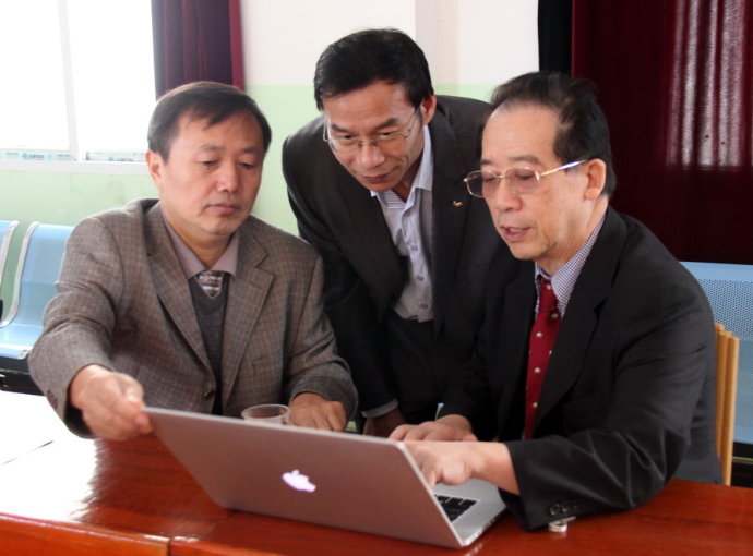 裴高才（左）與彭志綱（右）研討《首義教官彭矯》書稿