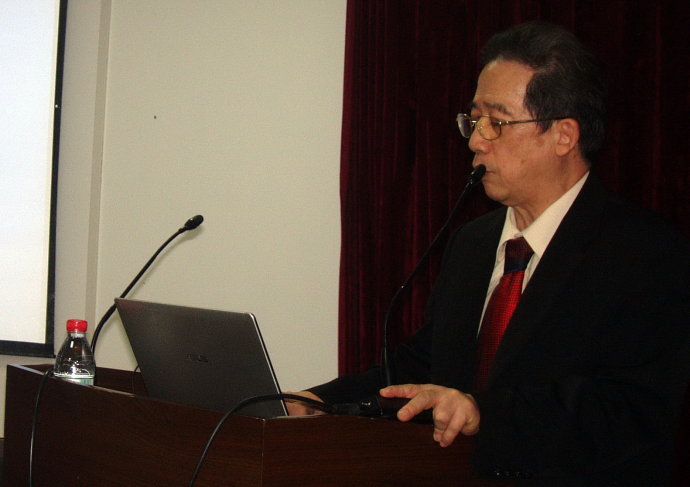 上為彭志綱演講，下為彭志綱伉儷祭拜黃花崗烈士