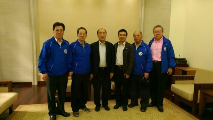 下圖右二起彭志綱、藍敏、向鎔錚、嚴昌洪、喻安瀾在武昌祭奠辛亥革命英烈